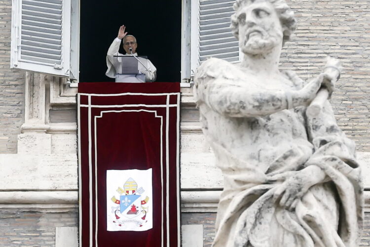 Papież Leon XIV podczas modlitwy "Anioł Pański". Fot. PAP/EPA/ANGELO CARCONI