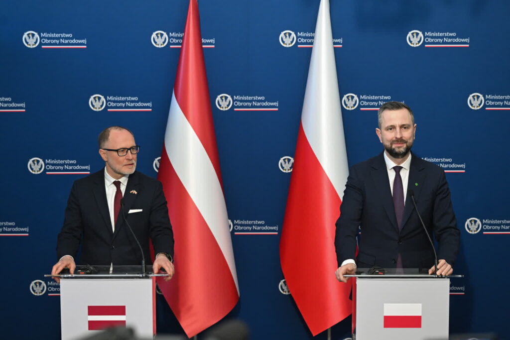 Wicepremier i szef MON Władysław Kosiniak-Kamysz oraz łotewski minister obrony Andris Spruds (PAP/Radek Pietruszka)