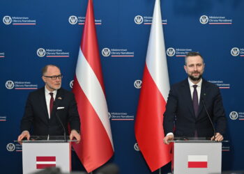 Wicepremier i szef MON Władysław Kosiniak-Kamysz oraz łotewski minister obrony Andris Spruds (PAP/Radek Pietruszka)