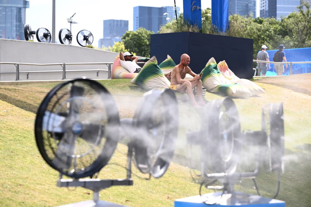 Rozgrywki turnieju tenisowego Australian Open 2026 w Melbourne na zewnętrznych kortach zostały zawieszone z powodu upałów. Fot. PAP/EPA/JOEL CARRETT