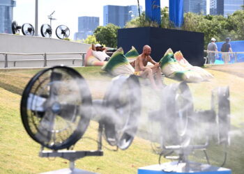 Rozgrywki turnieju tenisowego Australian Open 2026 w Melbourne na zewnętrznych kortach zostały zawieszone z powodu upałów. Fot. PAP/EPA/JOEL CARRETT