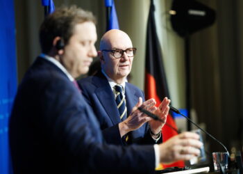 Na drugim planie francuski minister finansów Roland Lescure (PAP/EPA/CLEMENS BILAN)