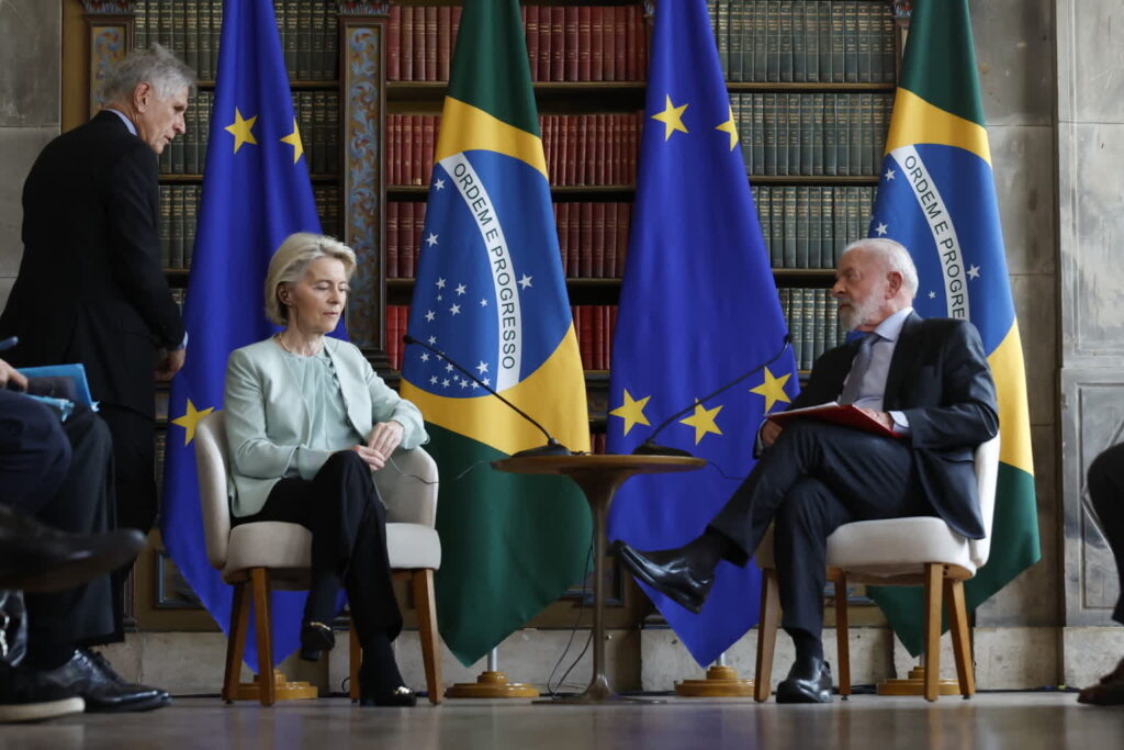 Przewodnicząca KE Ursula von der Leyen i brazylijski prezydent Luiz Inacio Lula da Silva (PAP/EPA/Antonio Lacerda)