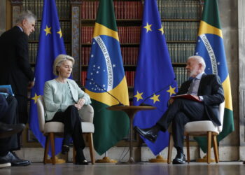 Przewodnicząca KE Ursula von der Leyen i brazylijski prezydent Luiz Inacio Lula da Silva (PAP/EPA/Antonio Lacerda)
