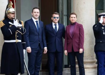 Prezydent Francji Emmanuel Macron na spotkaniu z premierami Danii i Grenlandii, Mette Frederiksen i Jensem-Frederikiem Nielsenem. Fot. PAP/EPA/Mohammed Badra