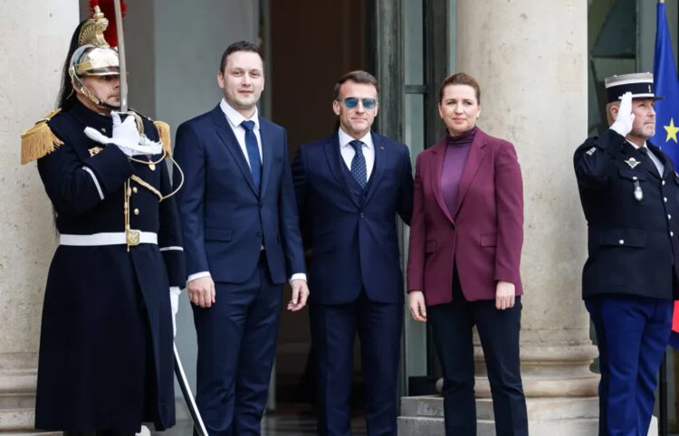 Prezydent Francji Emmanuel Macron na spotkaniu z premierami Danii i Grenlandii, Mette Frederiksen i Jensem-Frederikiem Nielsenem. Fot. PAP/EPA/Mohammed Badra