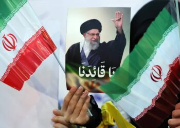 Zdjęcie ajatollaha Aliego Chameneia podczas prorządowej manifestacji, fot. PAP/EPA/WAEL HAMZEH