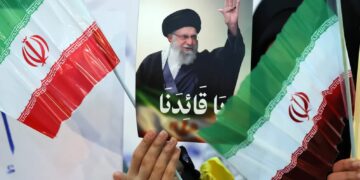 Zdjęcie ajatollaha Aliego Chameneia podczas prorządowej manifestacji, fot. PAP/EPA/WAEL HAMZEH