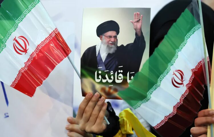 Zdjęcie ajatollaha Aliego Chameneia podczas prorządowej manifestacji, fot. PAP/EPA/WAEL HAMZEH