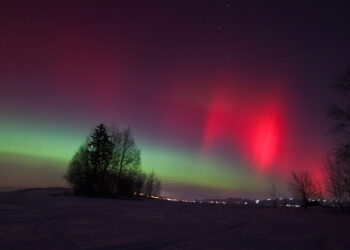 DUTKÓWKA ZORZA POLARNA WIDZIANA NA PODHALU. Fot. PAP/Grzegorz Momot