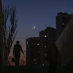 Przerwa w dostawie prądu w Kijowie po masowym ataku Rosji na Ukrainę. Fot. PAP/EPA/MAXYM MARUSENKO