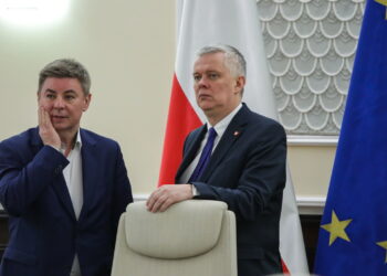 Na zdjęciu szef kancelarii premiera Jan Grabiec i minister koordynator służb specjalnych Tomasz Siemoniak (PAP/Tomasz Gzell)