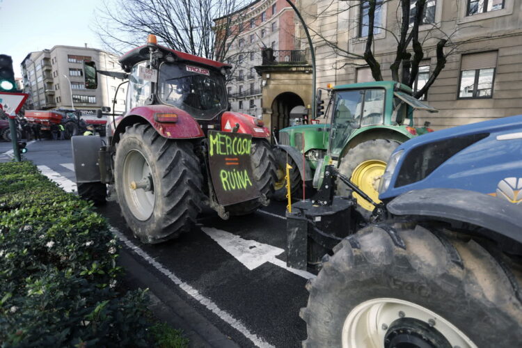 Na zdjęciu protest rolników w Hiszpanii (PAP/EPA/Jesus Diges)