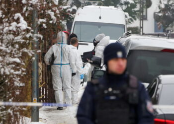 Policja w okolicy domu na warszawskim Targówku, w którym odnaleziono zwłoki dwóch osób, fot. PAP/Paweł Supernak