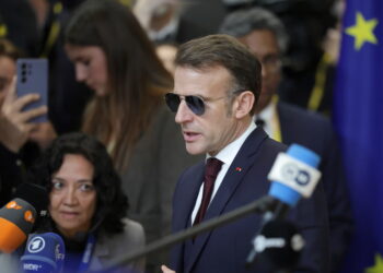 Prezydent Francji Emmanuel Macron (PAP/EPA/OLIVIER MATTHYS)