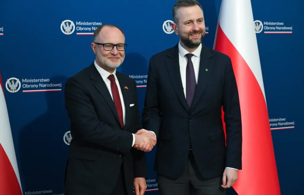 Wicepremier, minister obrony narodowej Władysław Kosiniak-Kamysz i minister obrony Łotwy Andris Spruds. Fot. PAP/Radek Pietruszka