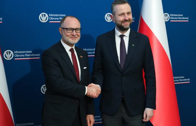 Wicepremier, minister obrony narodowej Władysław Kosiniak-Kamysz i minister obrony Łotwy Andris Spruds. Fot. PAP/Radek Pietruszka