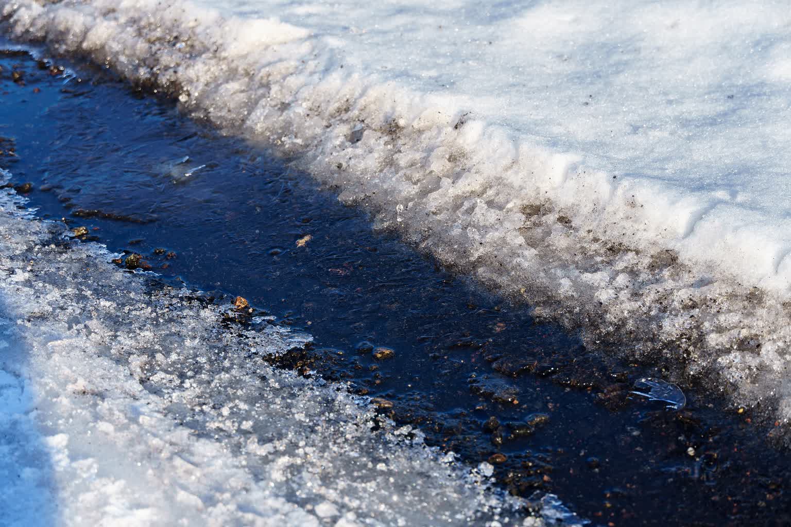 Uwaga na drogach i chodnikach. W regionie gołoledź