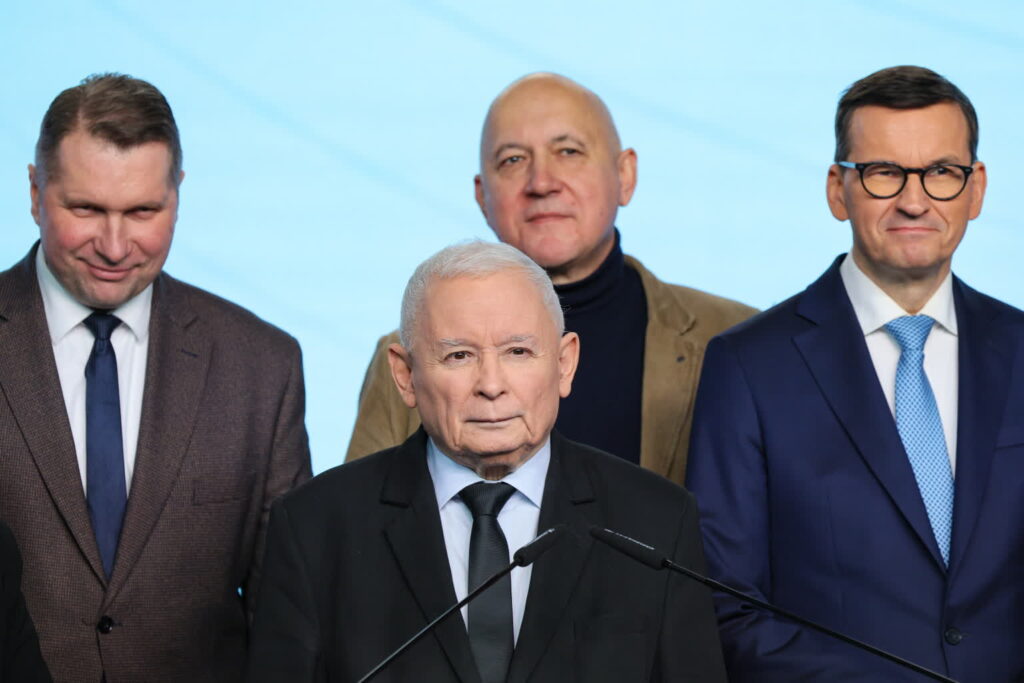 Konferencja prasowa prezesa PiS. Po prawej Mateusz Morawiecki (PAP/Paweł Supernak)