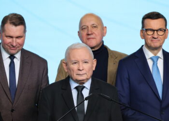 Konferencja prasowa prezesa PiS. Po prawej Mateusz Morawiecki (PAP/Paweł Supernak)