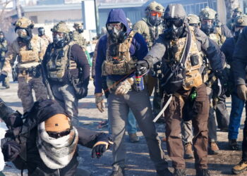 Protesty po śmiertelnej strzelaninie w Minneapolis w stanie Minnesota, USA. Fot. PAP/EPA/CRAIG LASSIG