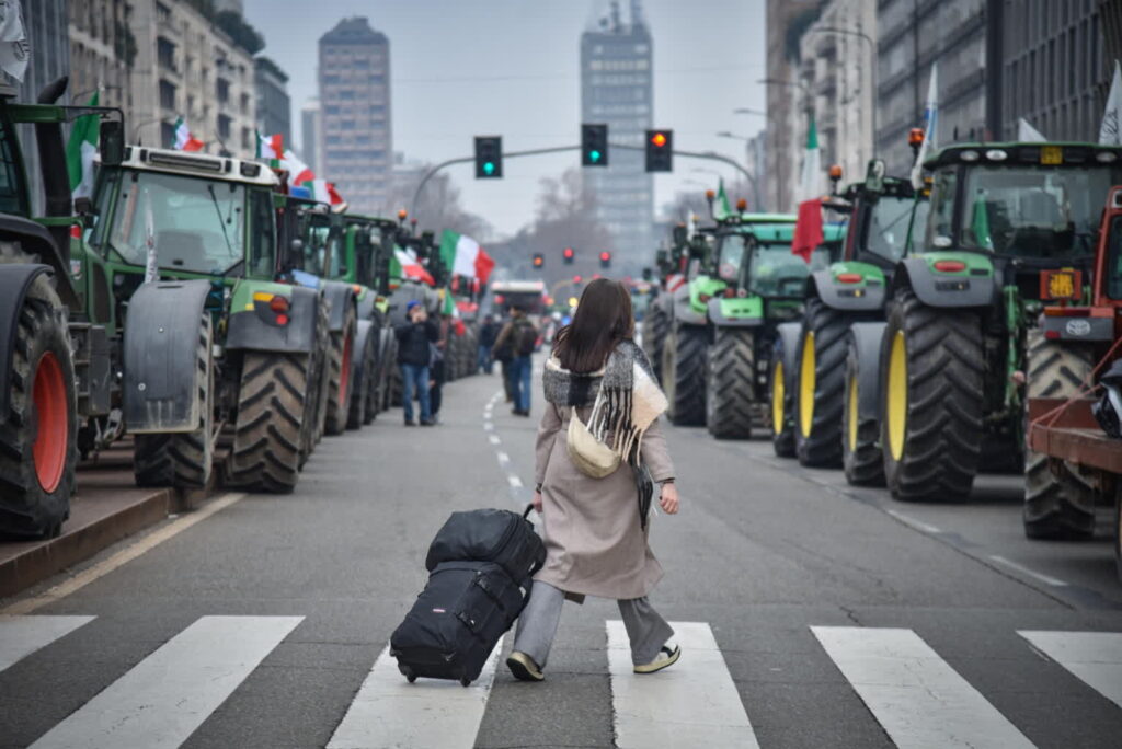 Na zdjęciu strajk włoskich rolników w Mediolanie (PAP/EPA/MATTEO CORNER)