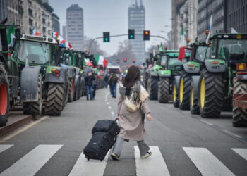 Na zdjęciu strajk włoskich rolników w Mediolanie (PAP/EPA/MATTEO CORNER)
