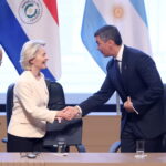 Przewodnicząca Komisji Europejskiej Ursula von der Leyen i prezydent Paragwaju Santiago Pena witają się podczas ceremonii podpisania umowy o wolnym handlu między UE a krajami Mercosuru w Asuncion w Paragwaju. Fot. PAP/EPA/Juan Pablo Pino