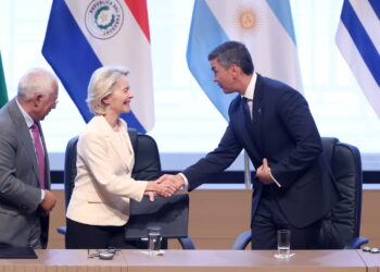 Przewodnicząca Komisji Europejskiej Ursula von der Leyen i prezydent Paragwaju Santiago Pena witają się podczas ceremonii podpisania umowy o wolnym handlu między UE a krajami Mercosuru w Asuncion w Paragwaju. Fot. PAP/EPA/Juan Pablo Pino