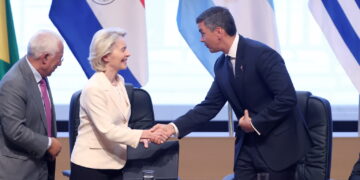 Przewodnicząca Komisji Europejskiej Ursula von der Leyen i prezydent Paragwaju Santiago Pena witają się podczas ceremonii podpisania umowy o wolnym handlu między UE a krajami Mercosuru w Asuncion w Paragwaju. Fot. PAP/EPA/Juan Pablo Pino