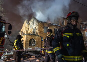 Skutki nocnego ataku na Kijów (PAP/Vladyslav Musiienko)
