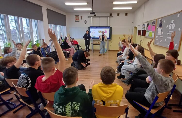 Profilaktyka wśród dzieci - warsztaty NFZ w szkole podstawowej w Niedoradzu (fot. Piotr Bakselerowicz)