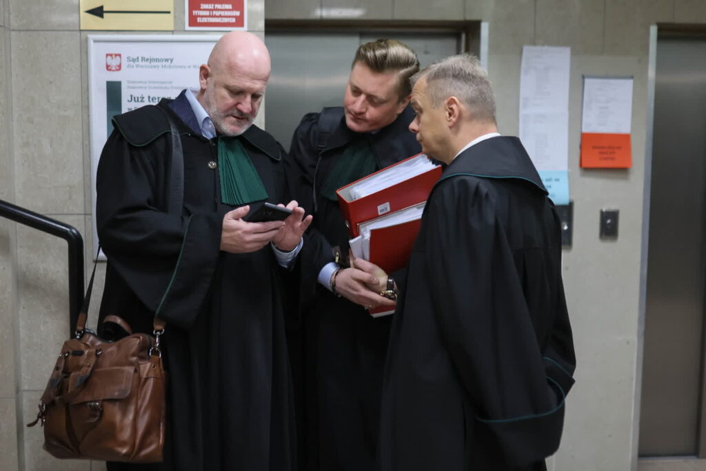 mec. Bartosz Lewandowski (w środku), obrońca Zbigniewa Ziobry. Fot. PAP/Leszek Szymański
