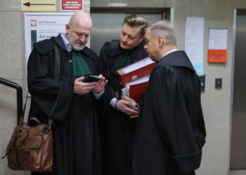 mec. Bartosz Lewandowski (w środku), obrońca Zbigniewa Ziobry. Fot. PAP/Leszek Szymański