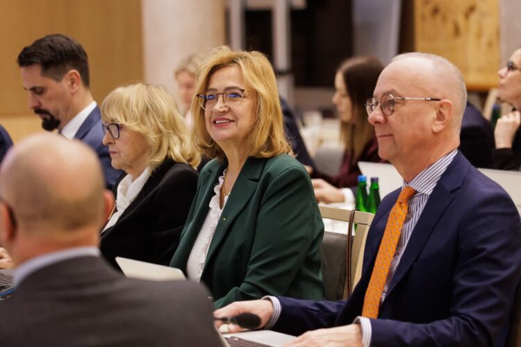 Sesja sejmiku województwa lubuskiego. Na zdjęciu Alicja Makarska (lubuskie.pl)