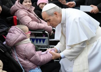 Papież modlił się z chorymi przy grocie Matki Bożej z Lourdes w Ogrodach Watykańskich. Fot. za: Konferencja Episkopatu Polski/FB