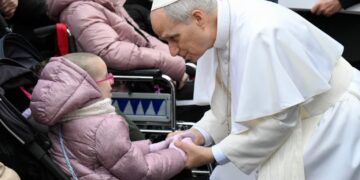 Papież modlił się z chorymi przy grocie Matki Bożej z Lourdes w Ogrodach Watykańskich. Fot. za: Konferencja Episkopatu Polski/FB