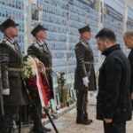 Premier RP Donald Tusk oraz prezydent Ukrainy Wołodymyr Zełenski (2P) podczas złożenia kwiatów przed Ścianą Pamięci Poległych za Ukrainę w Kijowie Fot. PAP/Paweł Supernak