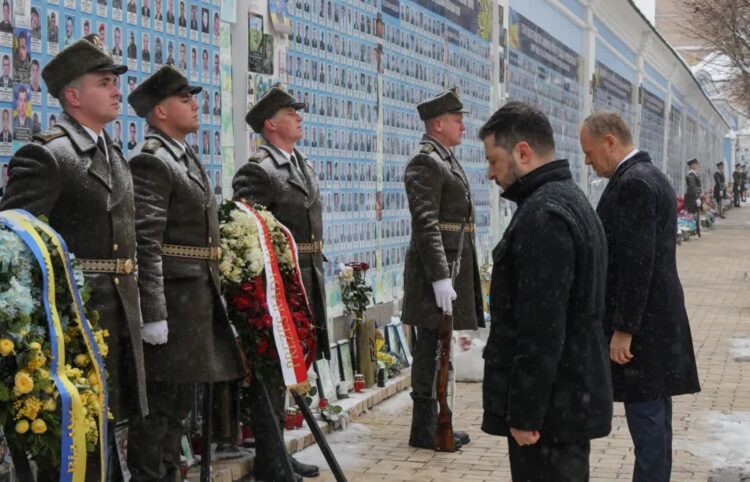 Premier RP Donald Tusk oraz prezydent Ukrainy Wołodymyr Zełenski (2P) podczas złożenia kwiatów przed Ścianą Pamięci Poległych za Ukrainę w Kijowie Fot. PAP/Paweł Supernak