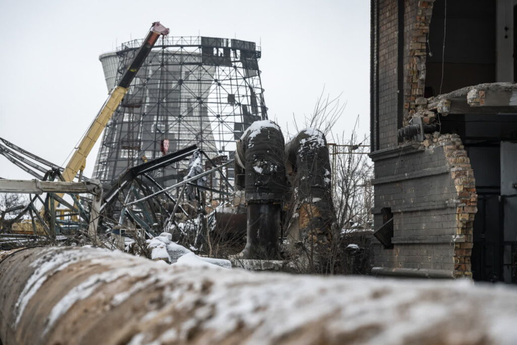 Zniszczenia na terenie Elektrociepłowni Darnycia w Kijowie Fot. PAP/Vladyslav Musiienko