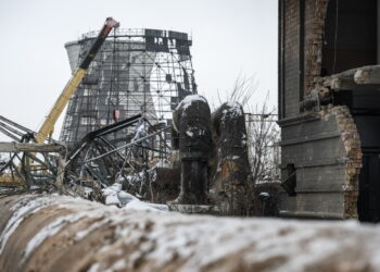 Zniszczenia na terenie Elektrociepłowni Darnycia w Kijowie Fot. PAP/Vladyslav Musiienko