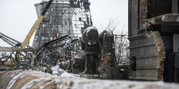 Zniszczenia na terenie Elektrociepłowni Darnycia w Kijowie Fot. PAP/Vladyslav Musiienko