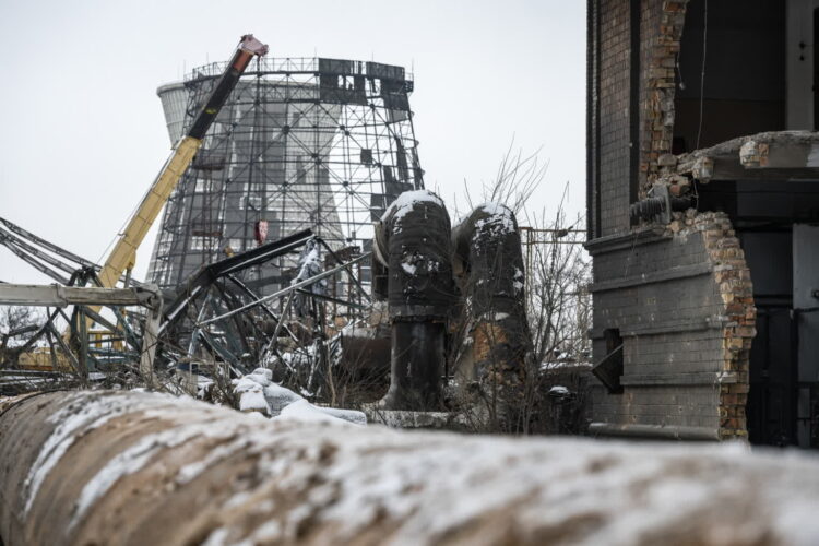 Zniszczenia na terenie Elektrociepłowni Darnycia w Kijowie Fot. PAP/Vladyslav Musiienko