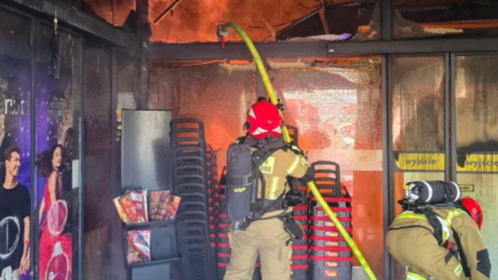 POLKOWICE POŻAR SKLEPU BIEDRONKA. Fot. PAP/KPPSP w Polkowicach