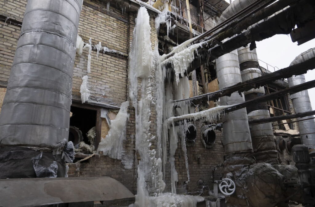 Zniszczenia po rosyjskim ataku rakietowym na elektrownię cieplną w Kijowie. Fot. PAP/EPA/STRINGER