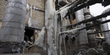 Zniszczenia po rosyjskim ataku rakietowym na elektrownię cieplną w Kijowie. Fot. PAP/EPA/STRINGER