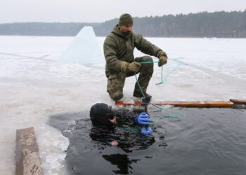 WĘDRZYN ĆWICZENIA PODLODOWE NA POLIGONIE 17 WBZ. Fot. PAP/Lech Muszyński