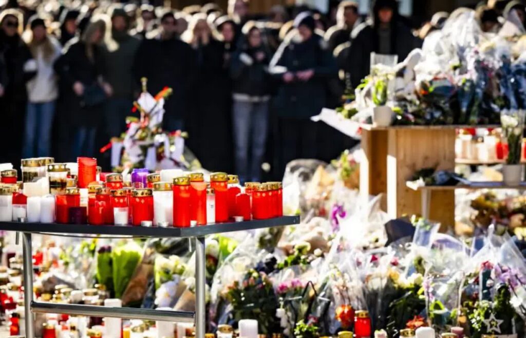 Kwiaty i znicze na miejscu tragedii Fot. PAP/EPA/JEAN-CHRISTOPHE BOTT