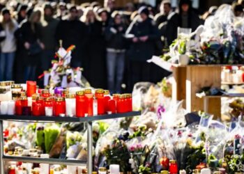 Kwiaty i znicze na miejscu tragedii Fot. PAP/EPA/JEAN-CHRISTOPHE BOTT