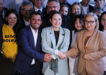 Nowa przewodnicząca Polski 2050 Katarzyna Pełczyńska-Nałęcz (C), minister klimatu i środowiska Paulina Henning-Kloska (C-P) oraz przewodniczący KP Polski 2050 Paweł Śliz (C-L), fot. PAP/Rafał Guz